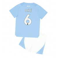 Maglie da calcio Manchester City Nathan Ake #6 Prima Maglia Bambino 2023-24 Manica Corta (+ Pantaloni corti)